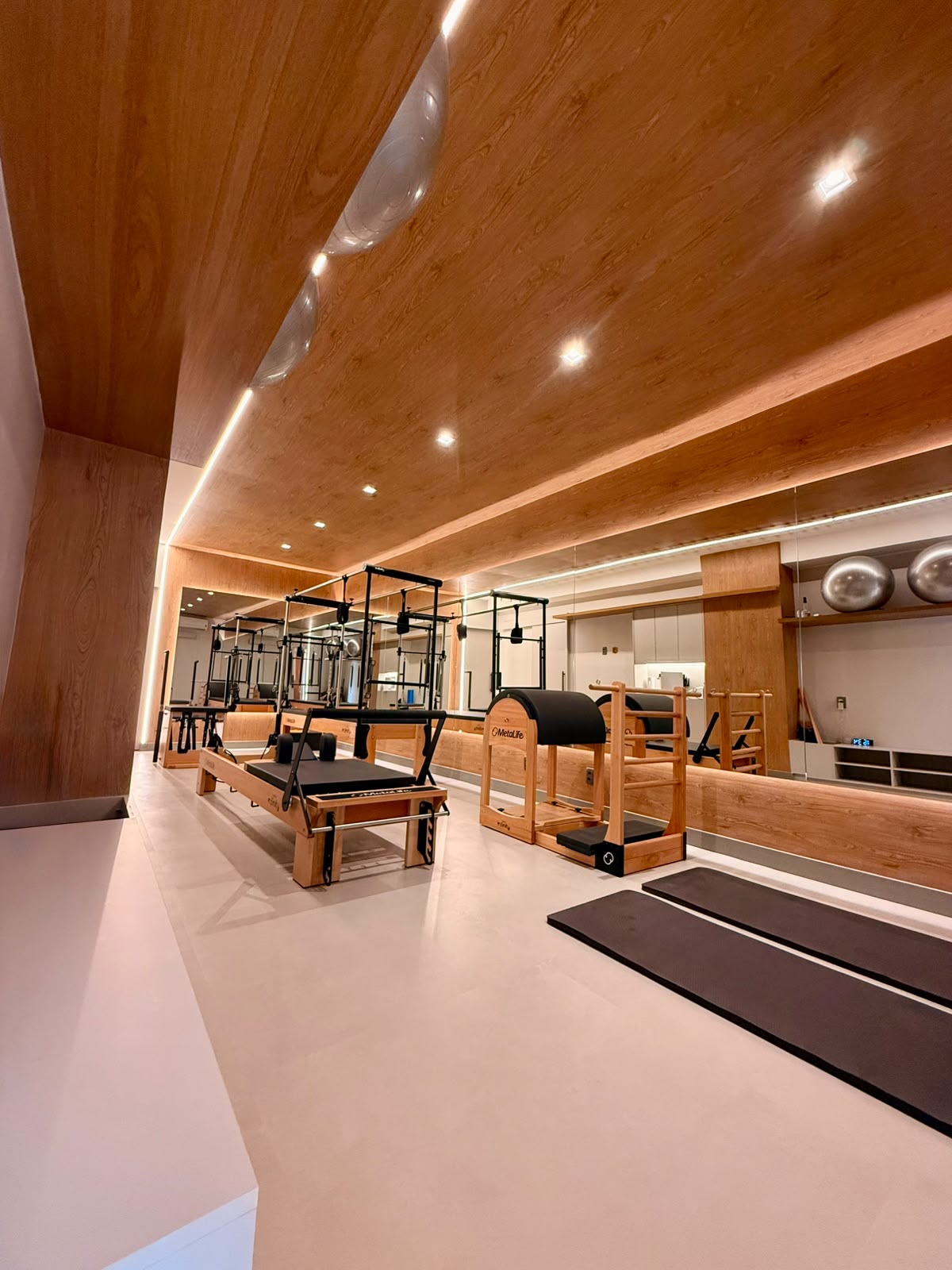 Aparelhos de Pilates em ambiente amadeirado