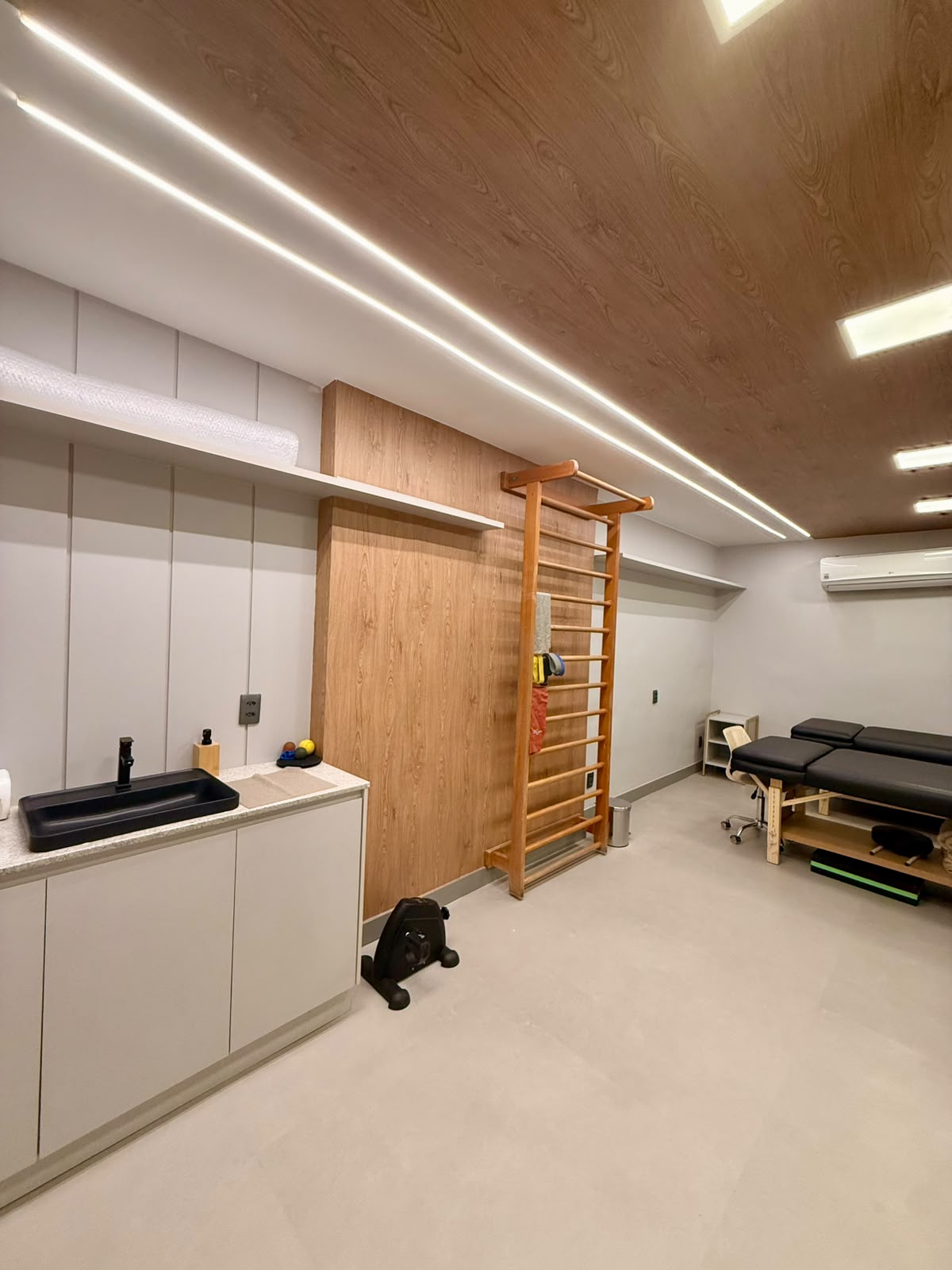 Sala de fisioterapia com escada sueca